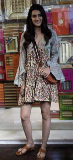 Kriti Sanon feet photo thumbnail