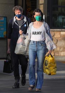 Milla Jovovich feet photo thumbnail