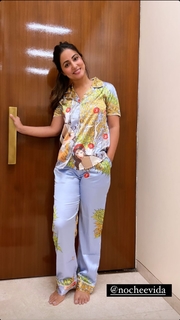 Hina Khan feet photo thumbnail