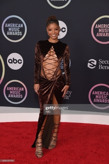 Halle Bailey feet photo thumbnail