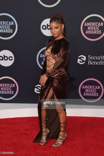 Halle Bailey feet photo thumbnail