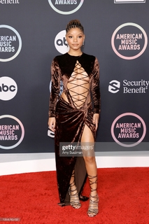 Halle Bailey feet photo thumbnail