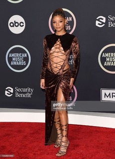 Halle Bailey feet photo thumbnail