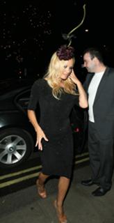 Pamela Anderson feet photo thumbnail