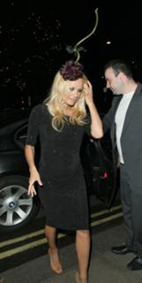 Pamela Anderson feet photo thumbnail