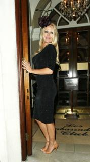 Pamela Anderson feet photo thumbnail