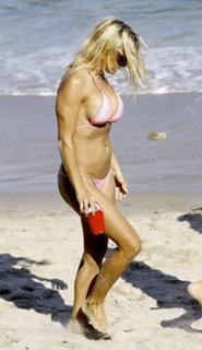 Pamela Anderson feet photo thumbnail
