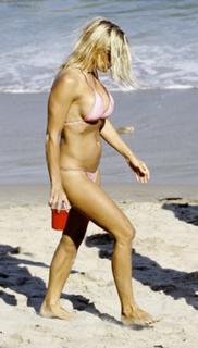 Pamela Anderson feet photo thumbnail