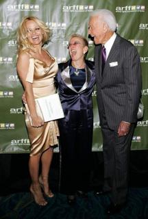 Pamela Anderson feet photo thumbnail