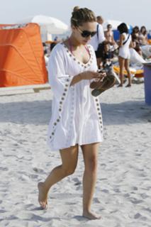 Hayden Panettiere feet photo thumbnail