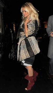 Pamela Anderson feet photo thumbnail