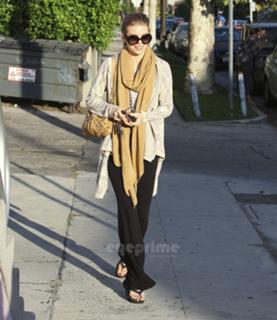 AnnaLynne McCord feet photo thumbnail