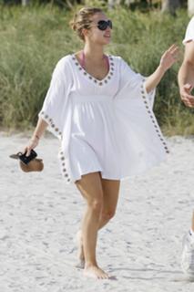 Hayden Panettiere feet photo thumbnail