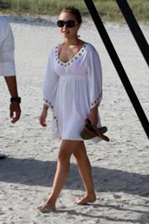 Hayden Panettiere feet photo thumbnail