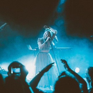 Aurora Aksnes feet photo thumbnail