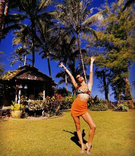 Alessandra Ambrosio feet photo thumbnail