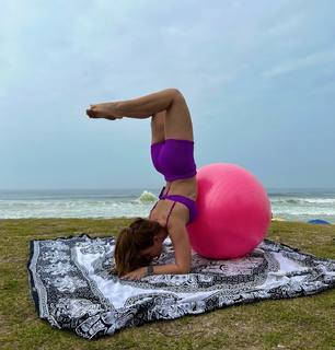 Larissa Manoela feet photo thumbnail