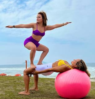 Larissa Manoela feet photo thumbnail