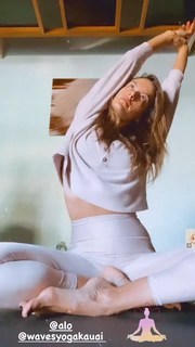 Alessandra Ambrosio feet photo thumbnail