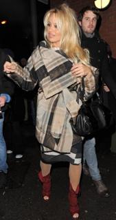 Pamela Anderson feet photo thumbnail