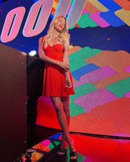 Nicole Neumann feet photo thumbnail