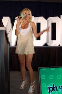 Pamela Anderson feet photo thumbnail