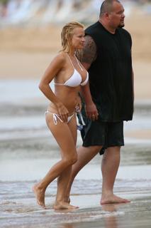 Pamela Anderson feet photo thumbnail