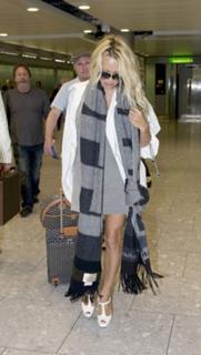 Pamela Anderson feet photo thumbnail