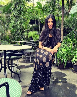 Shruti Haasan feet photo thumbnail