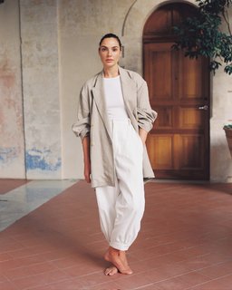 Gal Gadot feet photo thumbnail