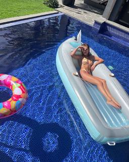 Hailey Bieber feet photo thumbnail