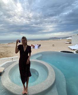 Hailey Bieber feet photo thumbnail