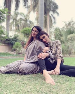 Mouni Roy feet photo thumbnail