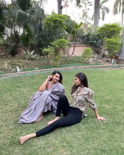 Mouni Roy feet photo thumbnail