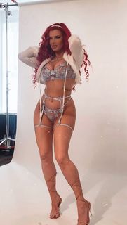 Justina Valentine feet photo thumbnail
