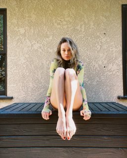 Brie Larson feet photo thumbnail