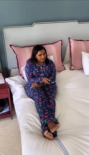 Mindy Kaling feet photo thumbnail