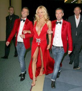 Pamela Anderson feet photo thumbnail