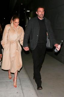 Jennifer Lopez feet photo thumbnail