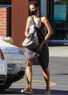 Nicole Murphy feet photo thumbnail