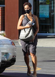 Nicole Murphy feet photo thumbnail