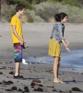 Selena Gomez feet photo thumbnail