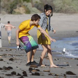 Selena Gomez feet photo thumbnail