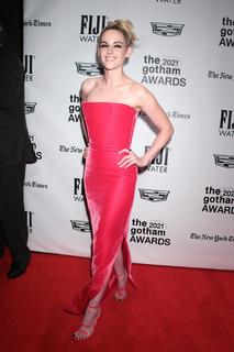 Kristen Stewart feet photo thumbnail