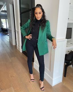 Tia Mowry feet photo thumbnail