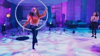 Sofie Dossi feet photo thumbnail