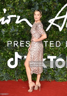 Laura Whitmore feet photo thumbnail