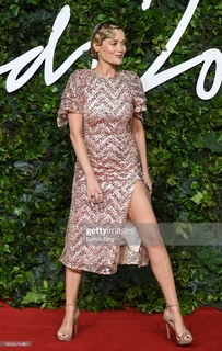 Laura Whitmore feet photo thumbnail