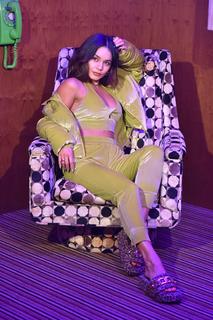 Vanessa Hudgens feet photo thumbnail