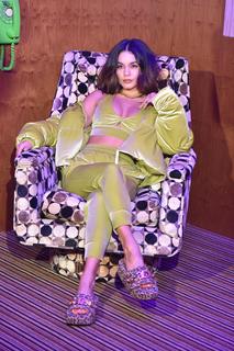 Vanessa Hudgens feet photo thumbnail